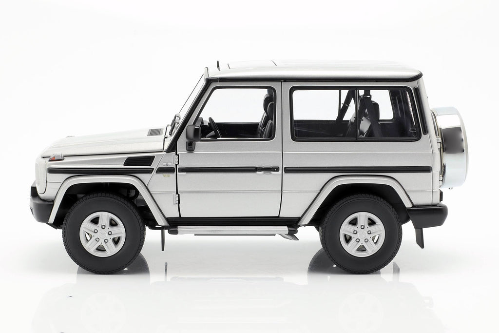 Silver 1/18 Diecast Car Model Z95261