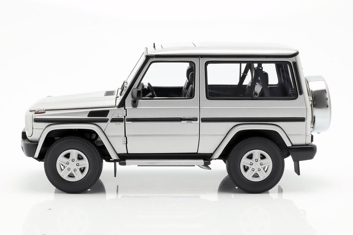 Silver 1/18 Diecast Car Model Z95261