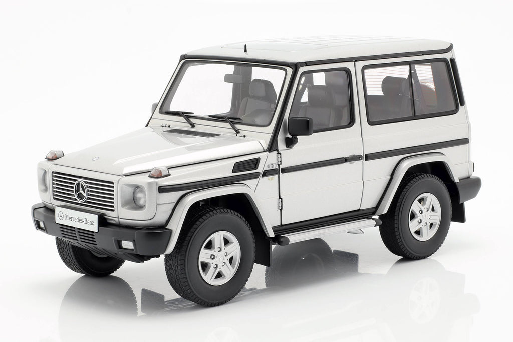 Silver 1/18 Diecast Car Model Z95261