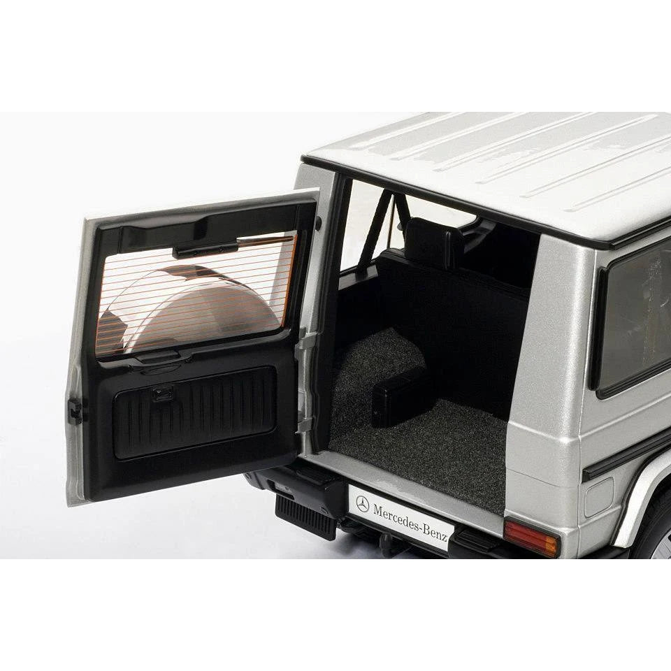Silver 1/18 Diecast Car Model Z95261