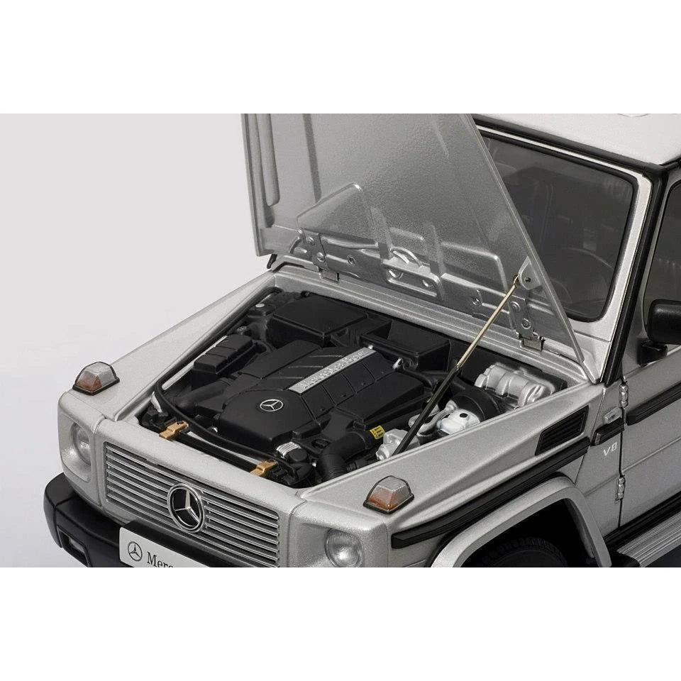 Silver 1/18 Diecast Car Model Z95261